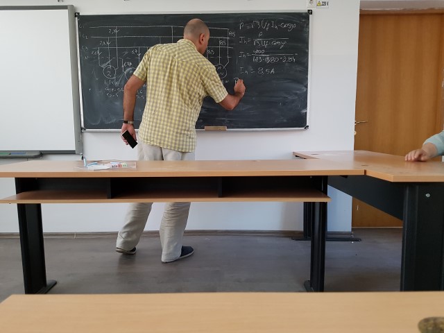 Daniel Rezolva alta coloana de trifazici 3x400 v.jpg