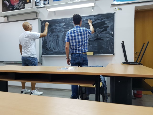 rezolvare trifazici doi colegi la tabla domnul David va fi un bun electrician.jpg