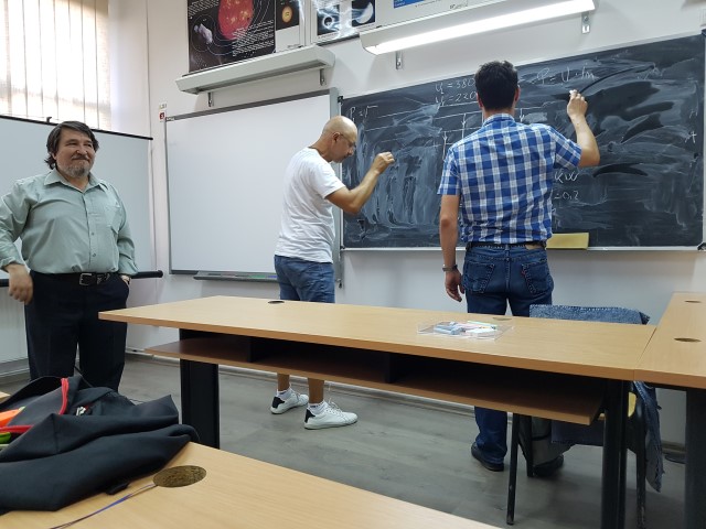 Domnul inginer impreuna cu baietii la tabla comentam ce se intampla cand motoarele asincrone pornesc simultan.jpg