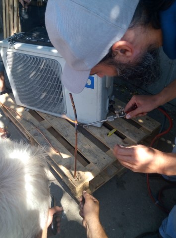 Alt coleg sudeaza cu statia va fi un bun frigotehnist.jpg