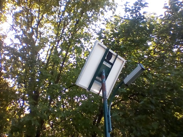 panou fotovoltaic cu lampa led da laumna cand zboara porcul.jpg