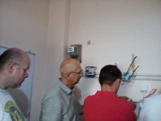 Domnul David impreuna cu colegii monteaza o instalatie electrica 230 V 50 hz.jpg