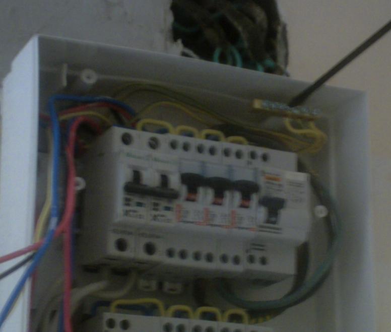 Tablou electric 6 posturi si modul de sonerie  circuite iluminat si circuite de priza inclus impamantare (nul protectie ).jpg