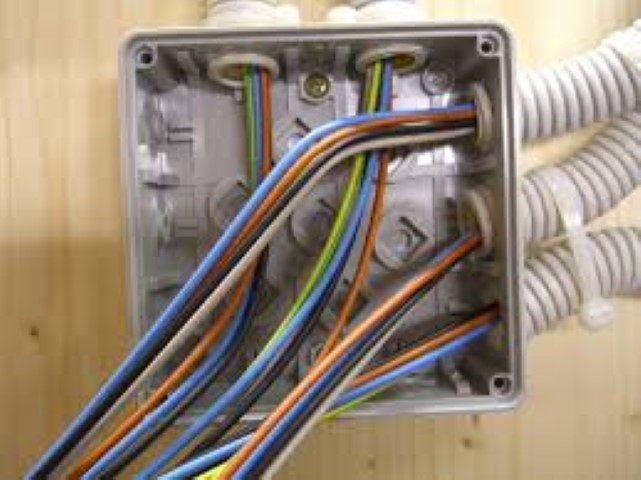 Doza de trecere si de legaturi electrice.jpg