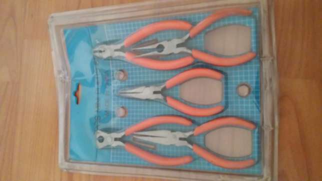 Trusa de patenti oblic si cleste denudat conductoare ,buna pentru un electrician.jpg