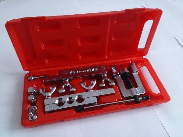 trusa frigotehnist pentru bercluit si calibrat tevi ale traseului frigorific.jpg