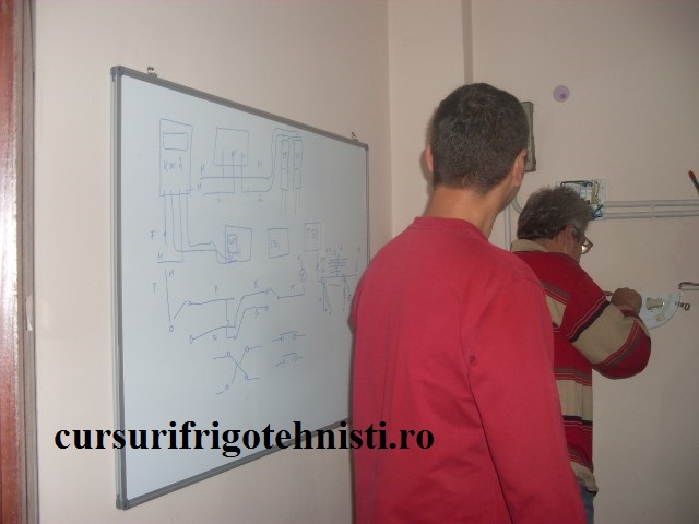 Pe tabla de la practica am desenat schemele de legaturi (Small).JPG