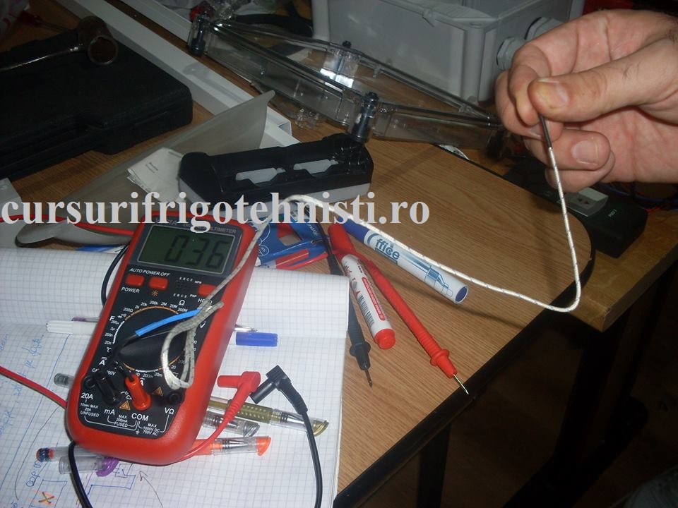 Aparatul de masura are si senzor de temperatura.jpg