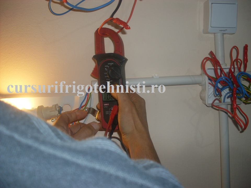 aparatul indica 0,4A.jpg