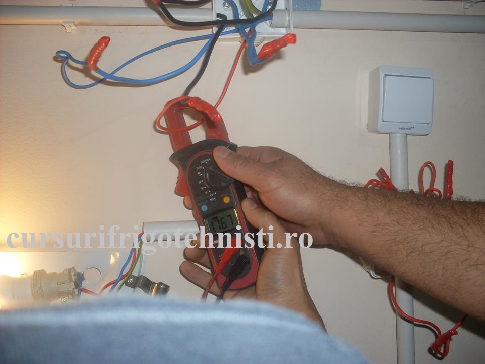 clamp meter indica aproape 1A consumat pe circuitul de prize.jpg
