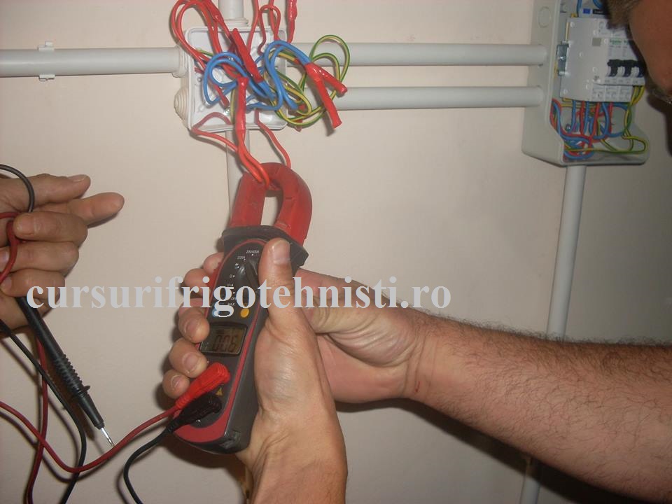 clamp meter masoara indirect curentul masurat 0,4A.jpg