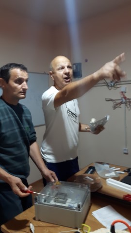 Alte poze de la practica electricieni ne pregatim sa pozitionam o lampa in planseu U=230V 7W.jpg