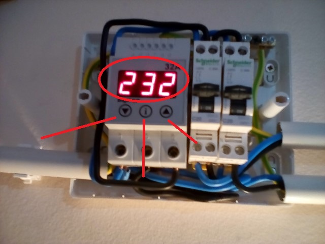 senzorul de supratensiune arata 232V este la 32A.jpg