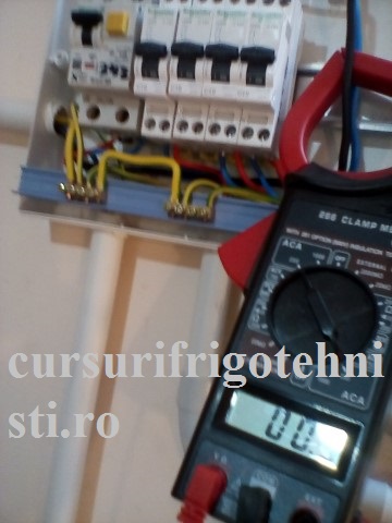 Masuram cu clamp metrul curentul consumat de 2 lampi led 230V 7W.jpg