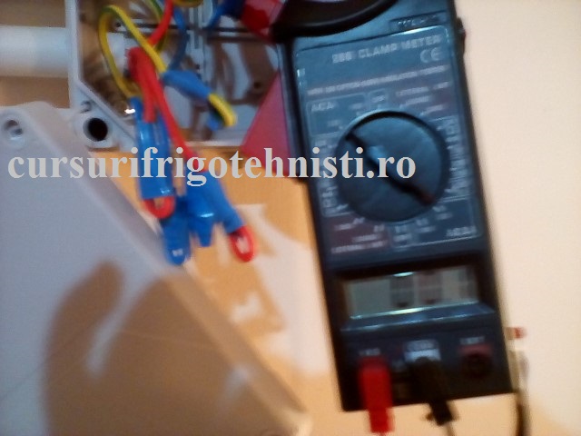 0,1A curentul consumat de o singura lampa led masurat cu clamp metrul.jpg