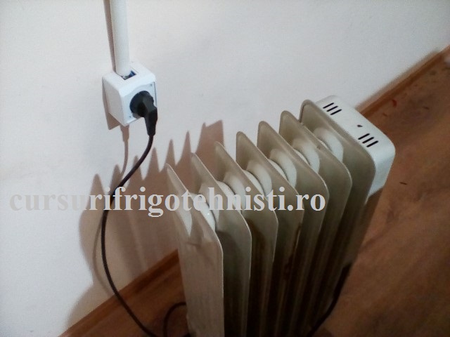 am bagat in priza un consumator de 2000W ca sa masuram curentul.jpg