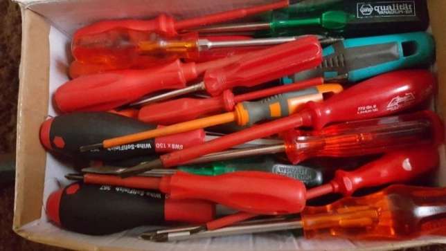 o cutie plina cu tot felul de surubelnite pentru electricieni.jpg