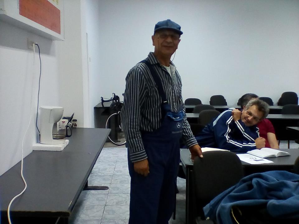 David s-a angajat vine in salopete la scoala.jpg