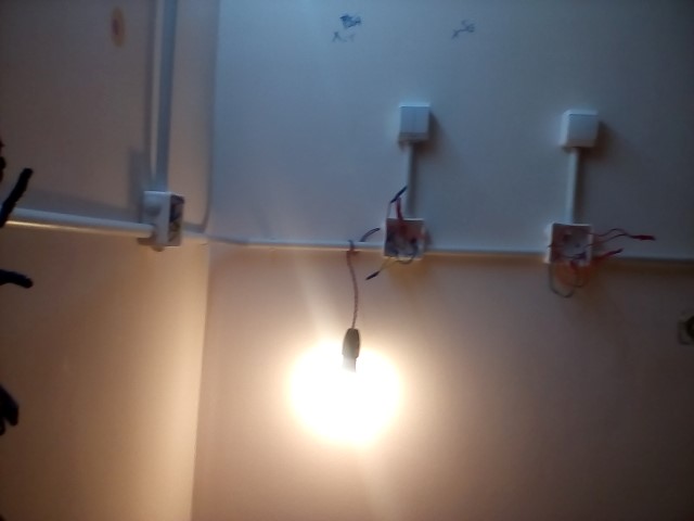 inca o lampa aprinsa .jpg