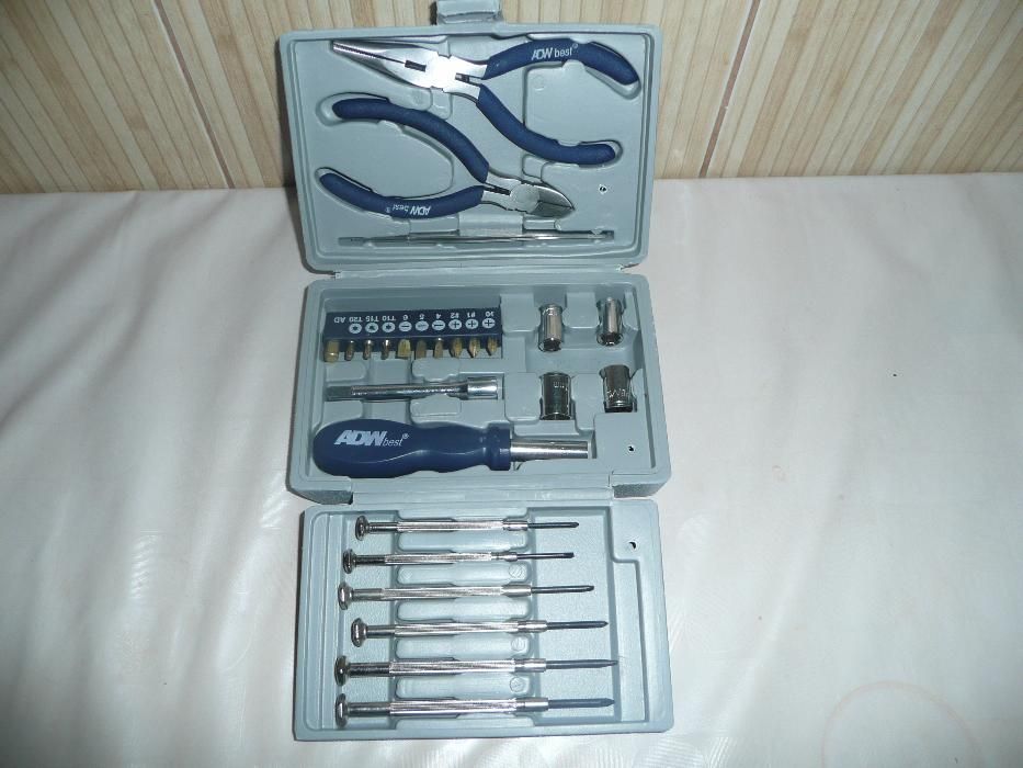 Trusa cu patenti surubelnite si niste chei.jpg