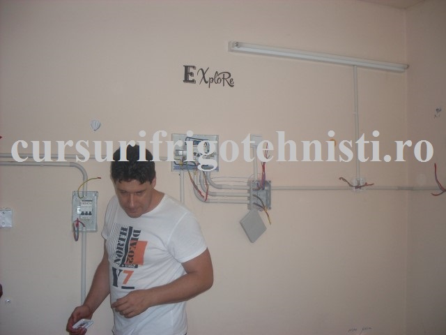 Claudiu de la gr 8 electricieni , face prima instalatie electrica.jpg