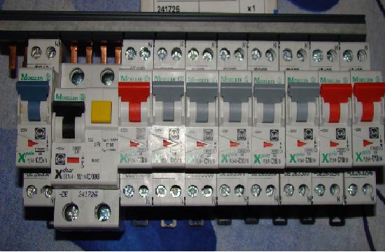 tablou electric cu circuite de lumina 6A si disjunctor diferential16A la30mA pe prize 16A.jpg