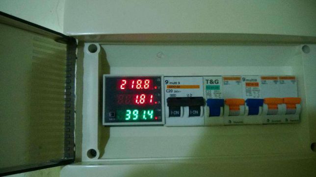 Tablou electric , pe sina este montat si contorul care arata tensiunea curentul consumat si energia in wh.jpg