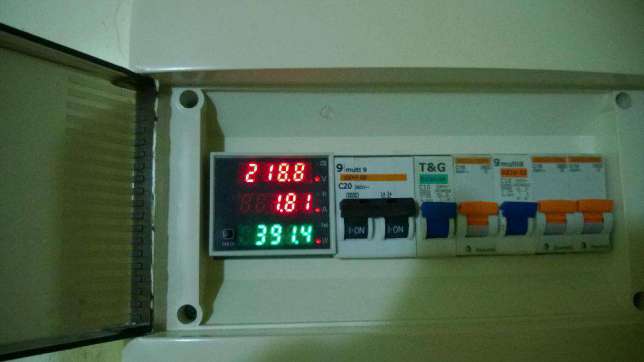 contor montat pe sina cu 3 functii voltmetru ,masoara energia , arata curentul consumat in amperi.jpg