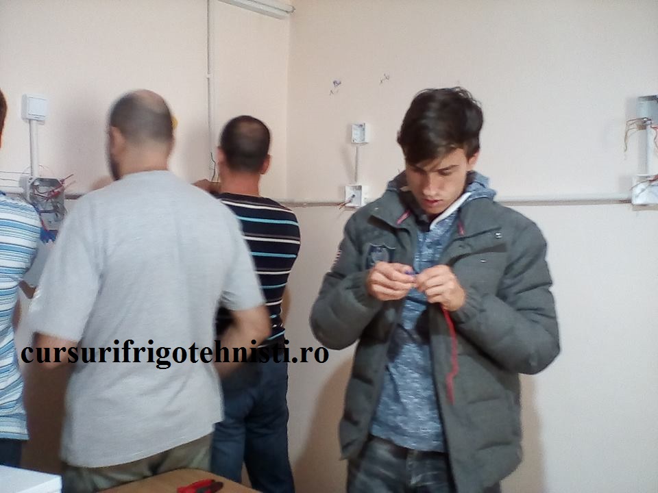 Alex va fi un bun electrician , alex la practica cu gr 8.jpg
