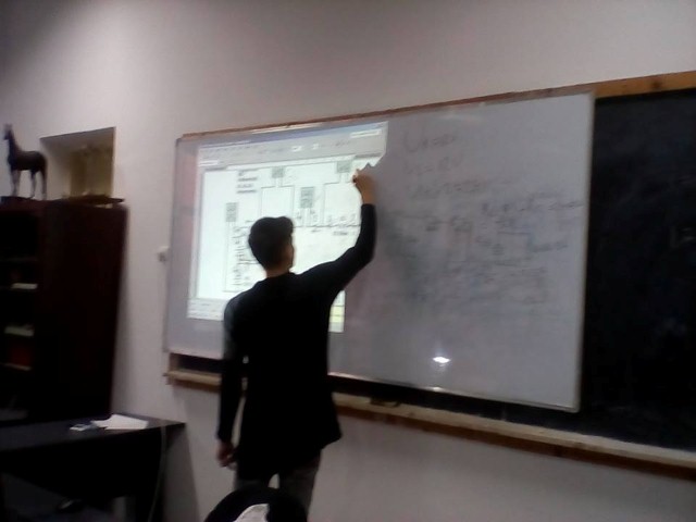 Gabriel calculeaza curentul in circuit (Small).jpg