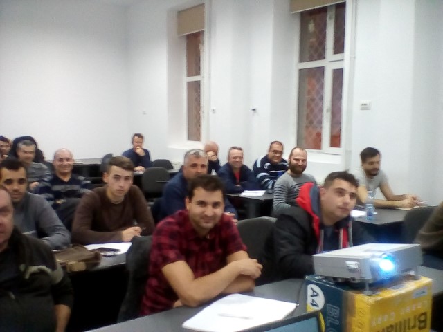 Gr 9 electricieni la scoala de 1 decembrie Sarbatoarea Romaniei.jpg