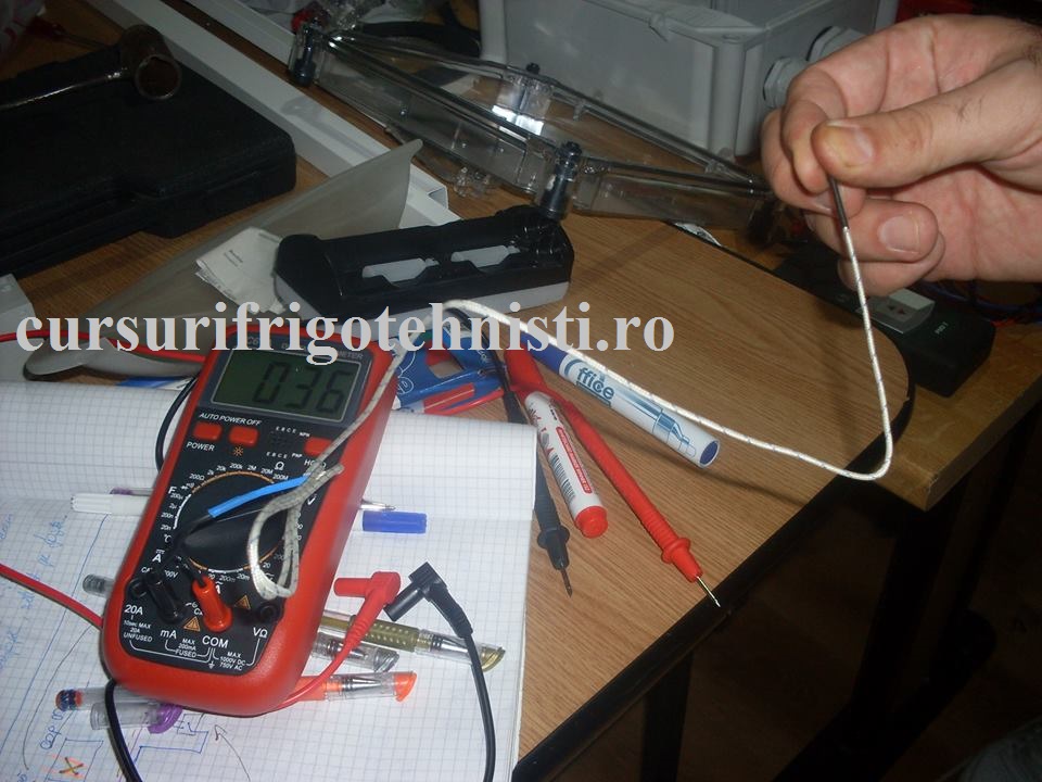 aparat de masura care poate masura si temperatura ,I=20A curentul maxim masurat.jpg