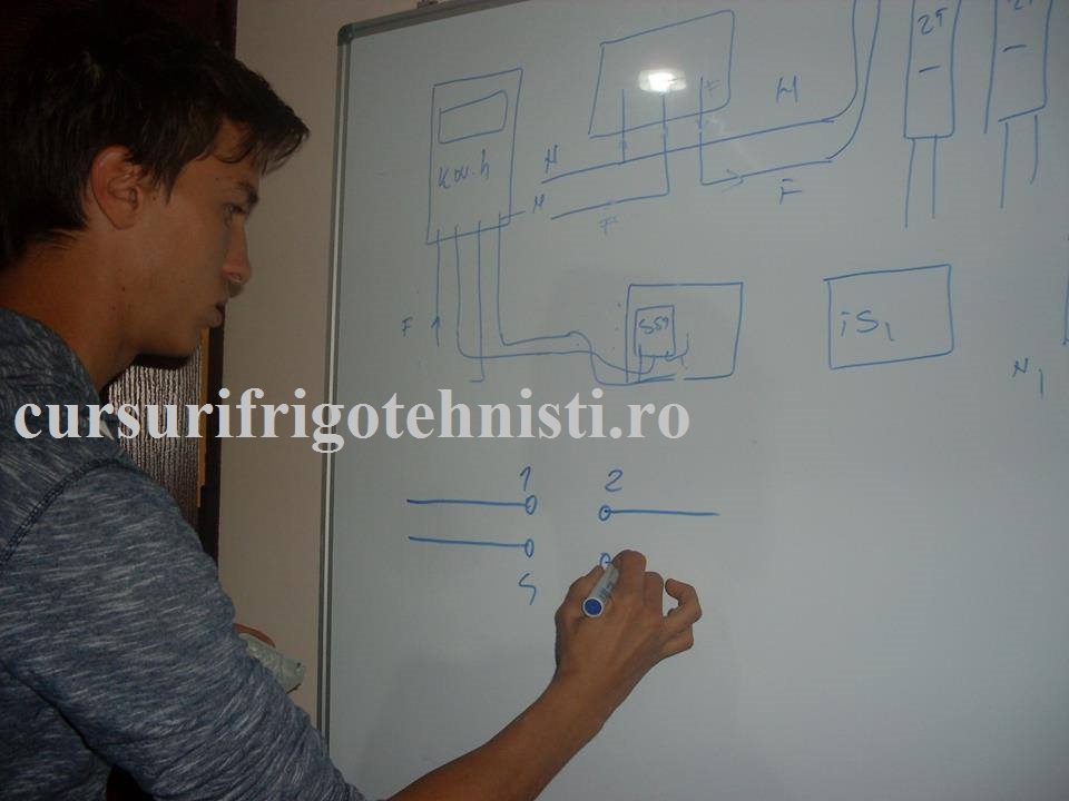 La practica avem si tabla sa ne obisnuim sa desenam circuitele si sa le verificam.jpg