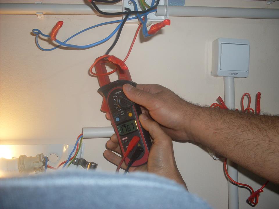 masurare curent consumat 0,67A U=230V.jpg