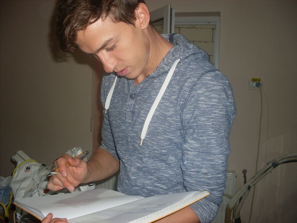 si in sala de practica desenam circuitele electrice.jpg