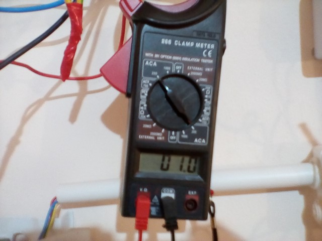 Frigiderul impreuna cu lampile aprinse consuma I=1A la U=230V.jpg
