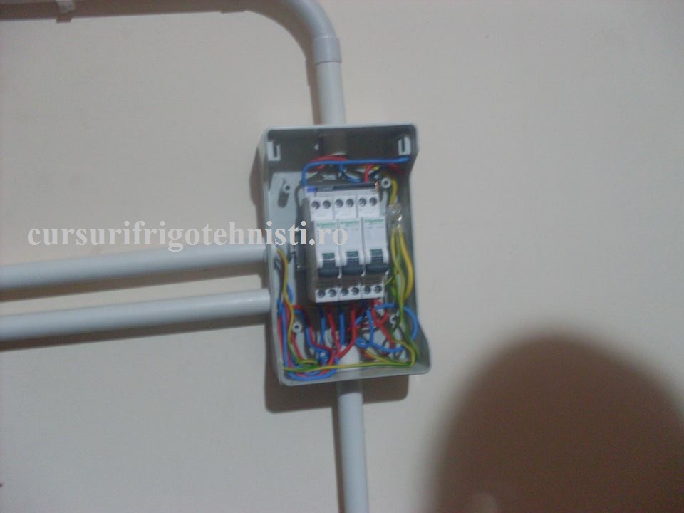 detaliu de tablou electric cu 3 circuite.jpg