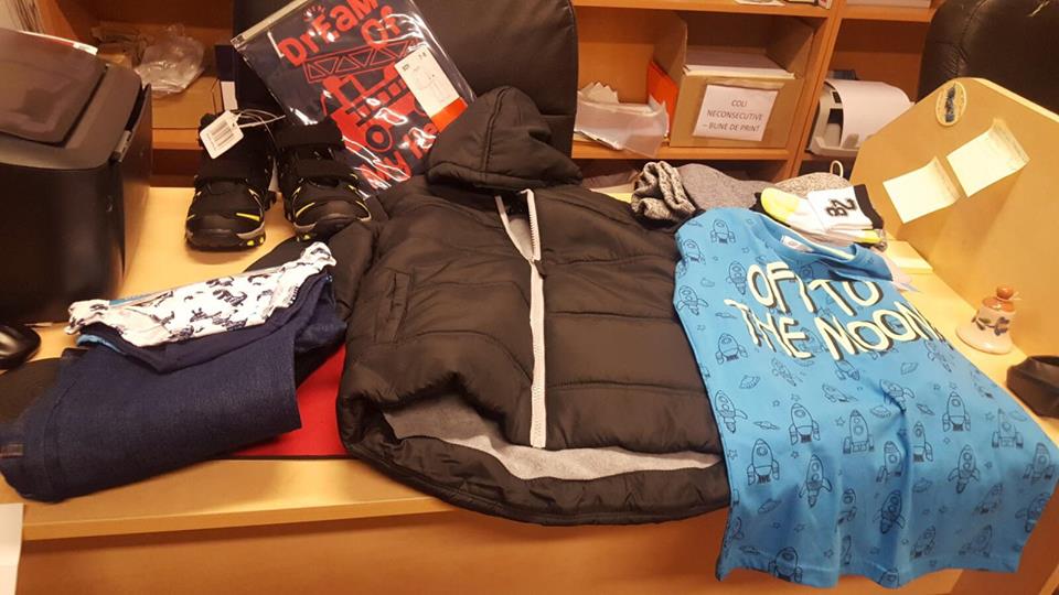 Inca un rand de hainute pentru aia mici.jpg