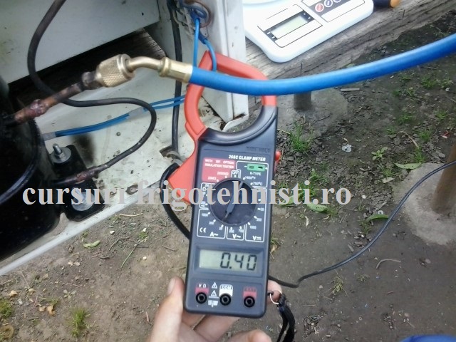 Masuram cu clamp metrul curentul consumat de un compresor I=0,4A in dreapta cantarul precizie 1 gram 20 lei.jpg