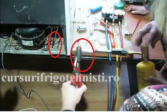 Am extras filtrul deshidrator , curatam conducta condensatorului la luciu metalic.jpg