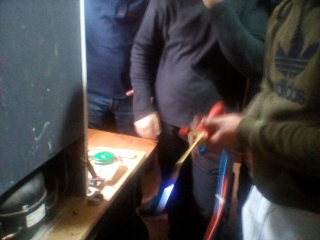 cristi sudeaza cu statia de oxigen butan , la inlocuire filtru , este bine ca am invatat ordinea deschiderii robinetilor sa nu intoarca flacara inapoi.jpg