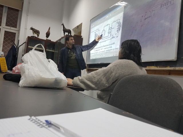 cristi la tabla explicand functionarea unei masini frigorifice , mai jos am pus o poza cu el cand o repara (Small).jpg