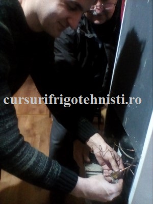 Costica incepe reparatia frigiderului taie filtrul deshidrator frigider cu R600A (Custom).jpg