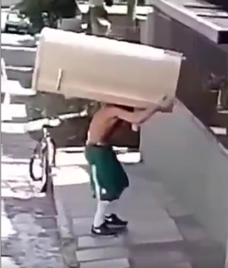 Frigiderul se ia de la client din poarta este un R600A  croit pe treaba.jpg