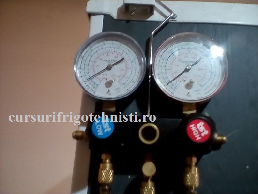 baterie de manometre dedicata pentru freoni inflamabili.jpg