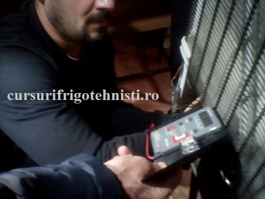 cu aparatul de masura verificam compresorul sa nu dea la masa.jpg