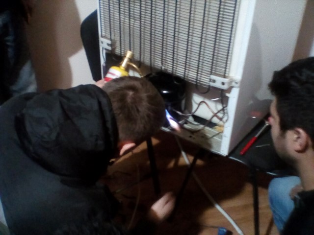 sudura cu mapp gazul schimbam filtrul deshidrator si il sudam la capilar.jpg