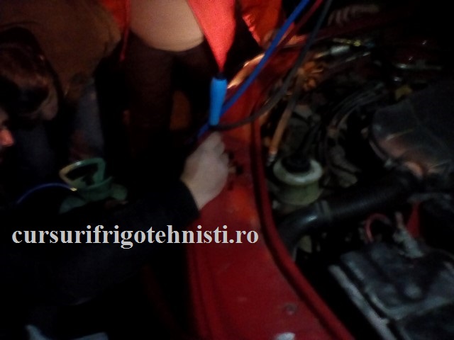 aer conditionat auto freon R134A cautam cu lampa de ultra violete sa gasim pierderi.jpg
