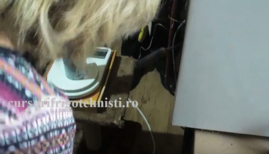 freon R600 incarcam frigiderul.jpg