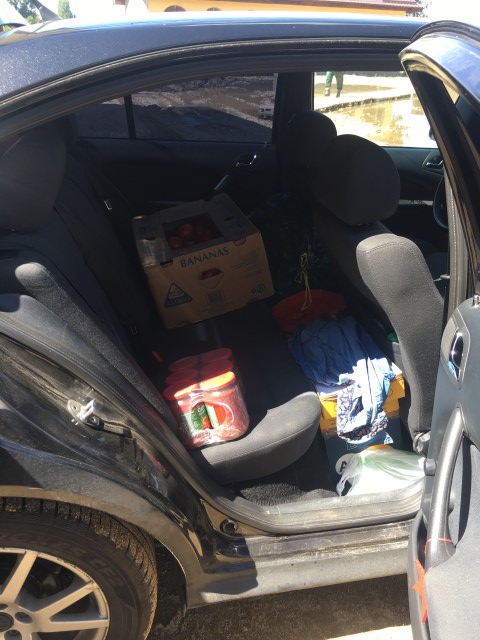 Toate spatiile libere ale bietei masini erau pline pentru aia mici %28Small%29.JPG